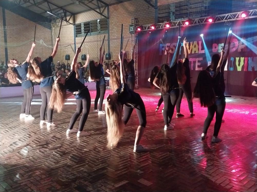 Grupo de dança se apresentou em Barra do Guarita (Foto: Divulgação)