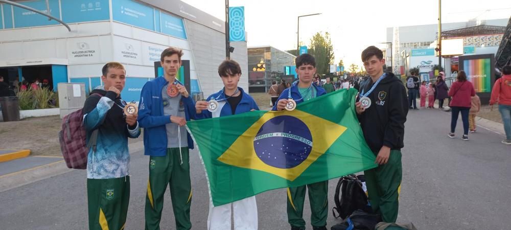Atletas treinados pelo mestre Pimentel conseguiram grandes resultados no mundial (Foto: Divulgação)