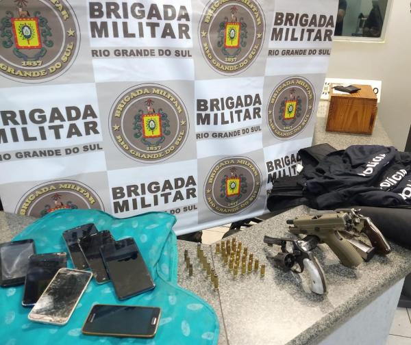 No total foram apreendidas três armas de fogo, um colete a prova de balas, camisetas da Polícia Civil e o veículo em situação de furto - Foto: Reprodução