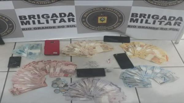 Foram apreendidas 38 pedras de crack, oito gramas de cocaína, uma porção de maconha, dinheiro e aparelhos celulares (Foto: Divulgação/BM)