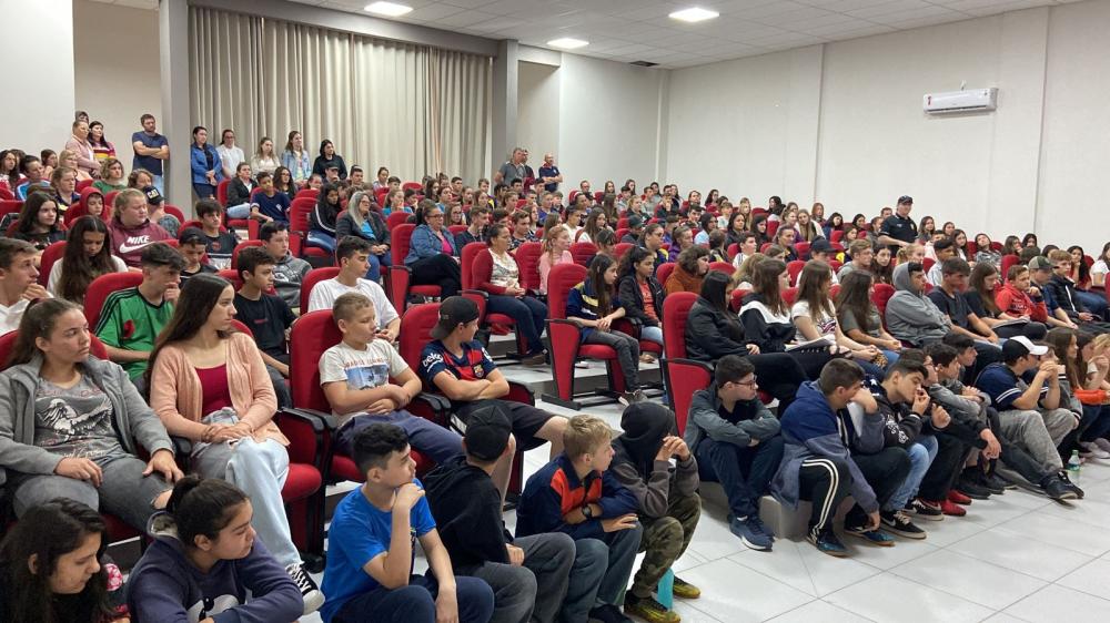 No encontro ocorreu um diálogo descontraído sobre prevenção às drogas, violência, bullying, suicídio, escolhas de vida, papel do policial na sociedade, entre outros assuntos (Foto: Divulgação)