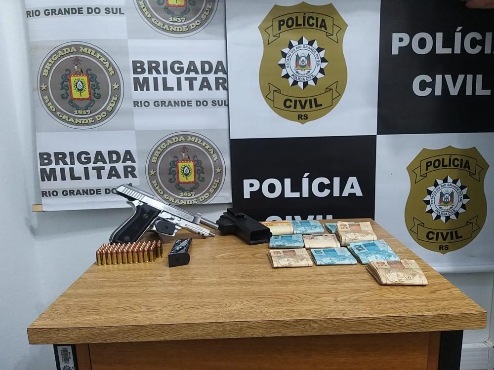 Dinheiro e armas foram apreendidas em Tiradentes do Sul (Foto: Divulgação)