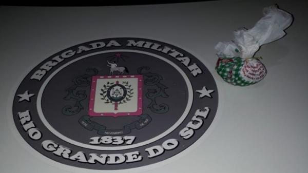 Invólucro com cocaína apreendido pelos policiais militares (Foto: Divulgação/BM)