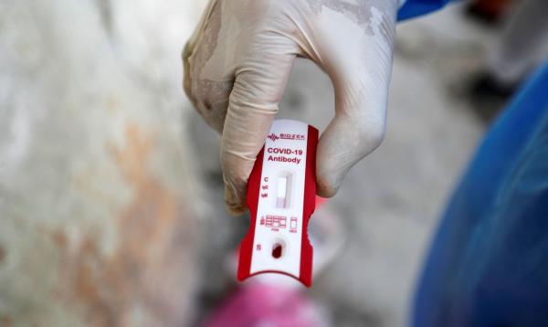 Brasil fechou acordo para disponibilização no futuro de doses de uma vacina que está sendo testada para o tratamento da doença (Foto: REUTERS/Thaier al-Sudani)