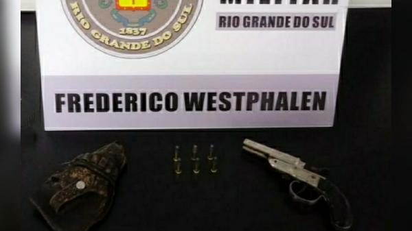 Arma de fogo apreendida pela guarnição policial (Foto: Divulgação/37º BPM)