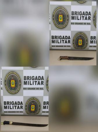 Dois facões foram apreendidos pela Brigada Militar (Foto: Divulgação/7ºBPM)