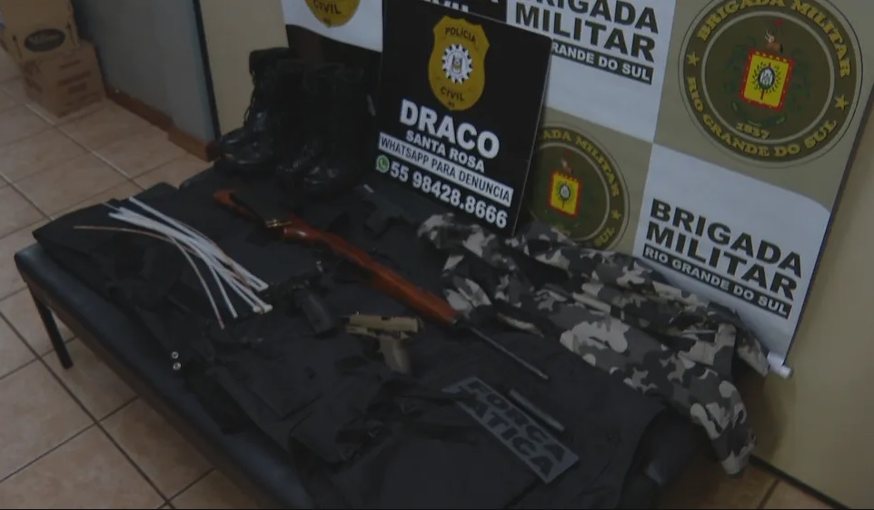 Materiais que foram apreendidos com os assaltantes (Foto: Reprodução | RBS TV)