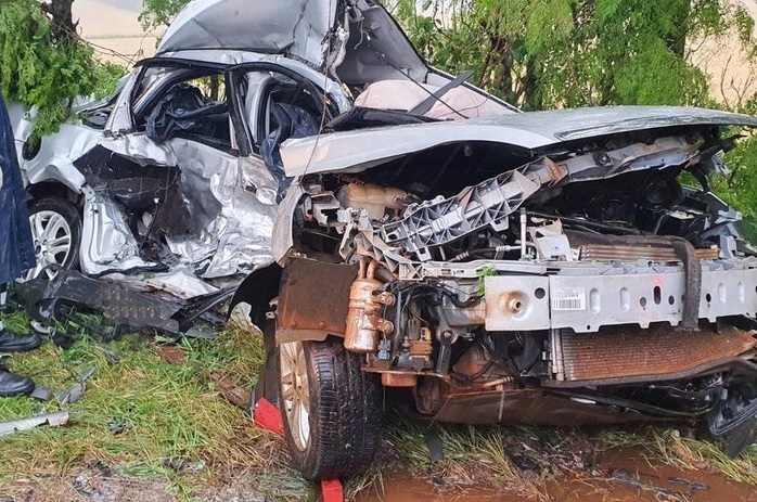 Casal e dois filhos que estavam no automóvel morreram na hora (Foto: Divulgação | Corpo de Bombeiros)