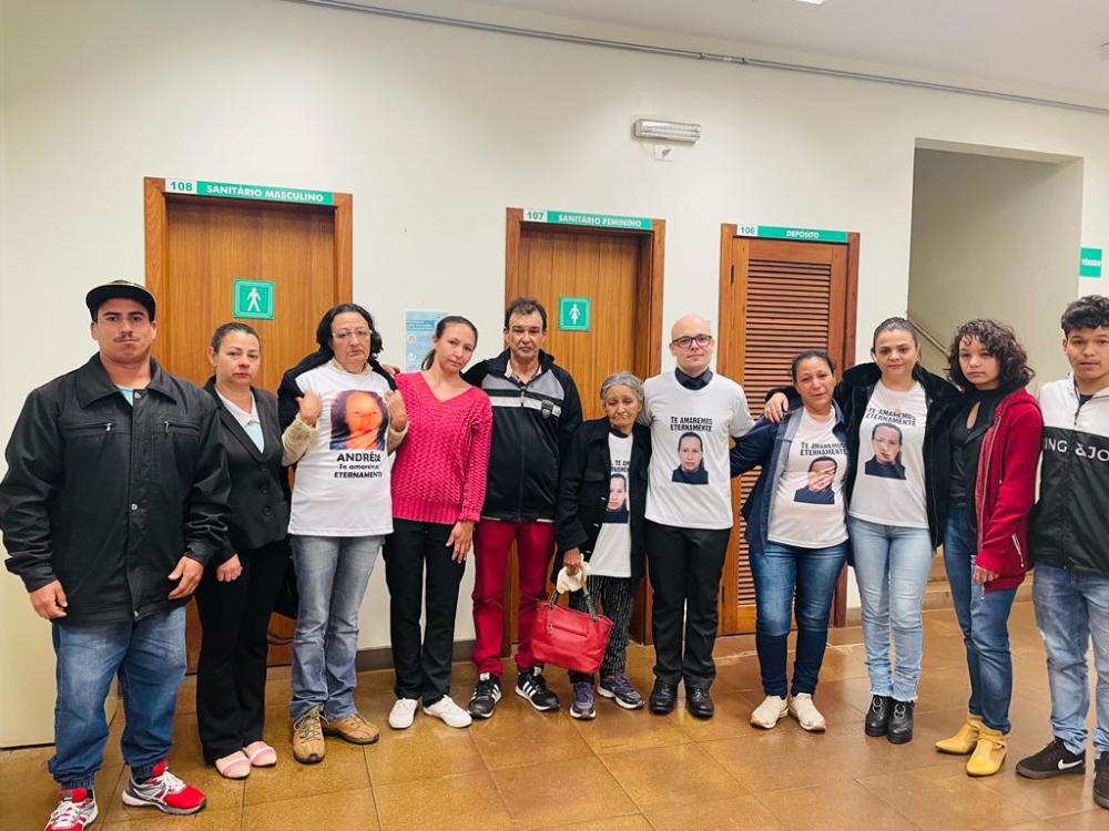 Promotor Podanoische acompanhado da família da vitima (Foto: Divulgação)