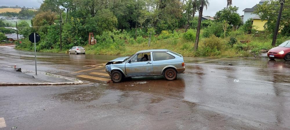 Veículos ficaram sob a pista, mas não chegaram a prejudicar o trânsito (Foto: Jonas Martins)