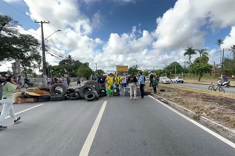 Interdição de trecho na rodovia BR-174, em Boa Vista: STF já determinou à Polícia Rodoviária Federal o desbloqueio das vias - Reprodução/TV Globo