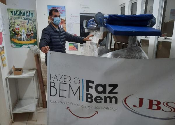 Macas hospitalares de transporte foram entregues à Prefeitura Municipal de Barra do Guarita na quinta-feira (25/06) (Foto: Divulgação/JBS)
