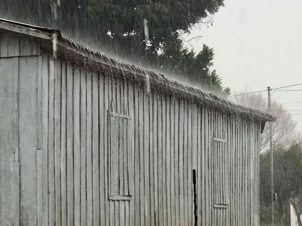 Na terça-feira (30/06), um sistema de baixa pressão dá origem a uma frente fria e a chuva ganha força em toda a metade Norte do Estado (Foto: Diones Roberto Becker)