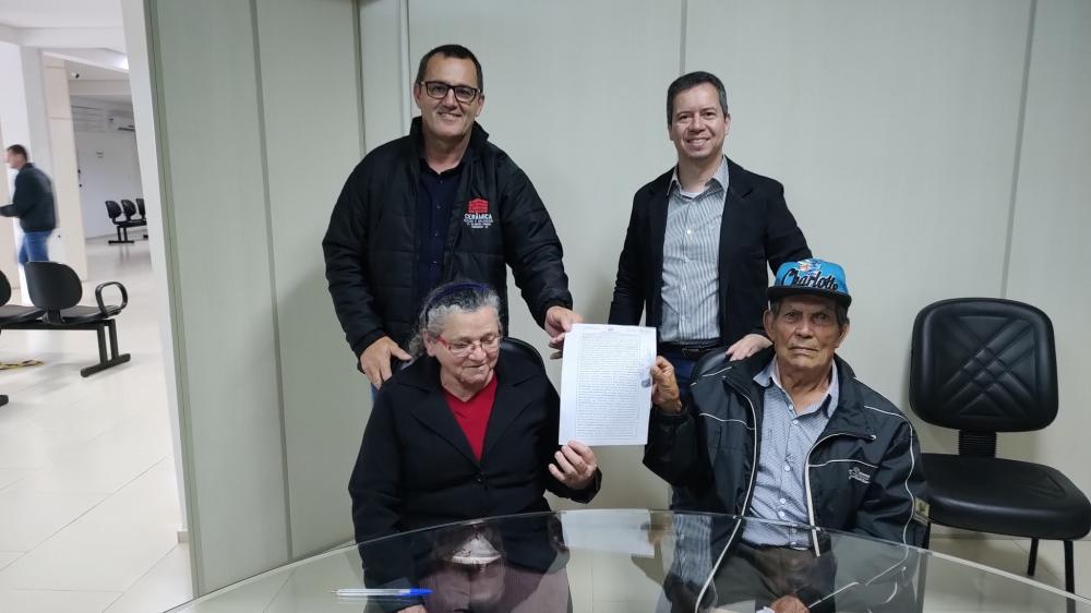 Prefeito fez a entrega para os moradores (Foto: Divulgação)