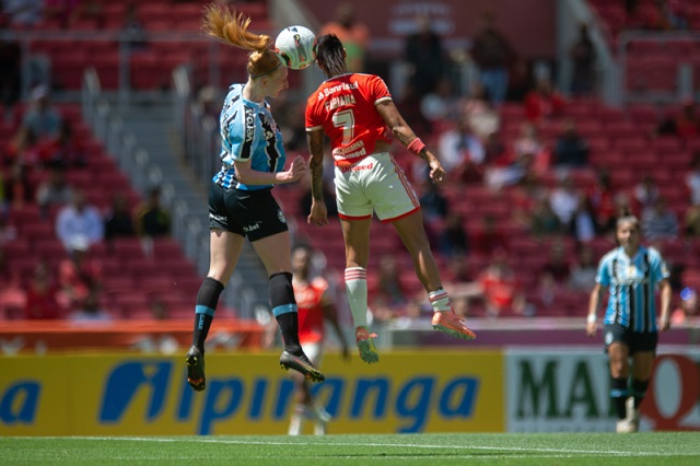 Laís, de pênalti, abriu o marcador para o Grêmio. Isabela fez para o Internacional, já nos acréscimos (Foto: Max Peixoto | FGF)