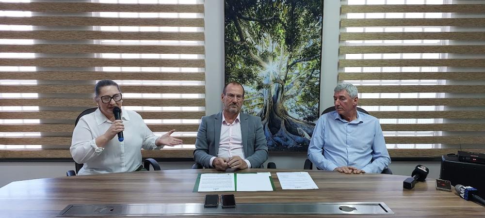 Lisete Bison, prefeito Sala e o vice e secretário de desenvolvimento rural Nide Balestrin (Foto: Jonas Martins)