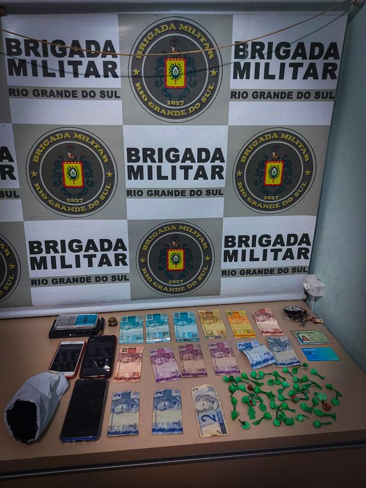 Droga e dinheiro que foram apreendidos na ação (Foto: Divulgação)