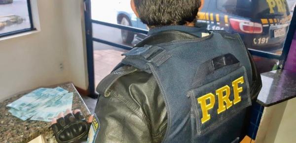 Homem e o dinheiro falso foram encaminhados à Polícia Federal de Passo Fundo para a lavratura do flagrante (Foto: Divulgação/PRF)