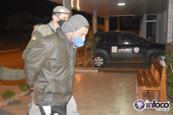 Criminoso estava escondido na casa da mãe quando foi localizado pela Polícia - Foto: Josias Marques/Portal In Foco RS