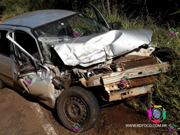 Forte impacto provocou danos materiais no automóvel e também no implemento agrícola (Foto: Reprodução/RD Foco)