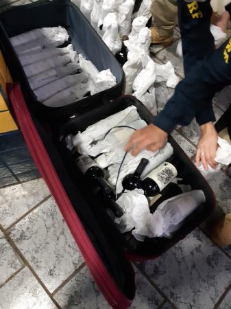 A mercadoria e o veículo foram retidos e encaminhados ao órgão aduaneiro (Foto: Divulgação/PRF)