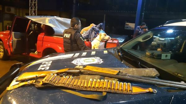 A arma é de propriedade do passageiro (25) anos, que confirmou utilizar o armamento em regiões do interior mas que não possui porte de arma - Foto: PRF divulgação