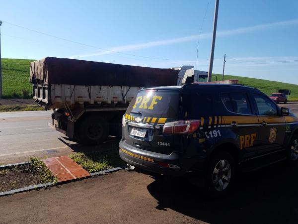 Veículo se dirigia para Palmeira das Missões com material asfáltico (Foto: Divulgação/PRF)