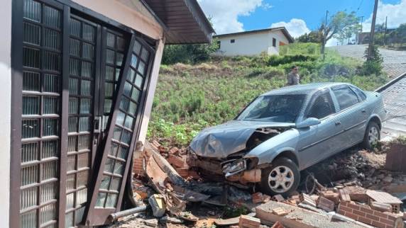 Casa sofreu grandes estragos (Foto: Renato Bueno/Rádio Sulbrasileira)