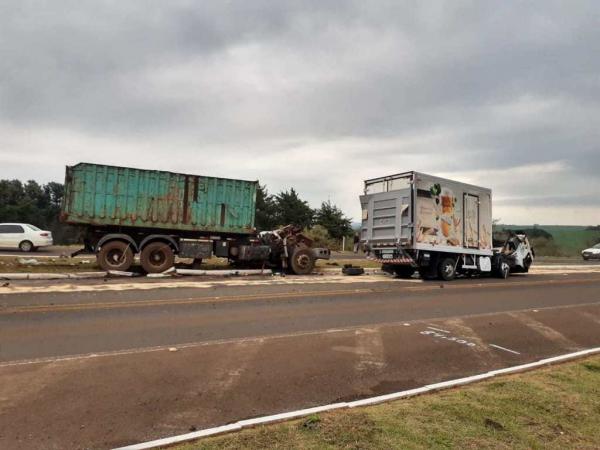 Cabines dos dois caminhões ficaram destruídas com o impacto (Foto: Thomás Silvestre/Rádio Alto Uruguai)