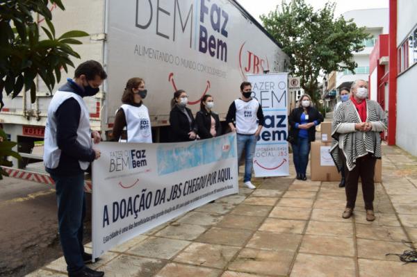 Entrega das doações foi realizada na tarde da segunda-feira (06/07) (Foto: Divulgação/ASCOM Tenente Portela)