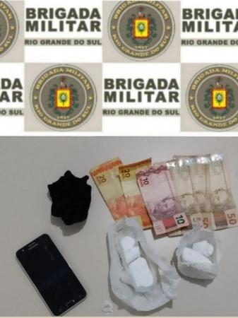 Dinheiro, entorpecentes e outros objetos que foram apreendidos na ação policial (Foto: Divulgação/7º BPM)