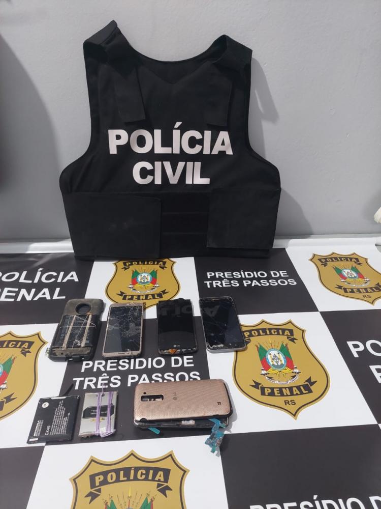 Operação localizou aparelhos celulares em posse do detento (Foto: Divulgação)