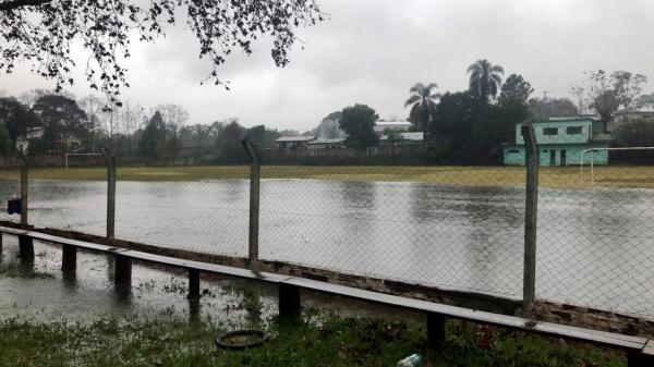 Com a chuva praticamente incessante nas últimas 24 horas, o estádio municipal é um dos locais que mais acumula água (Foto: Diones Roberto Becker)