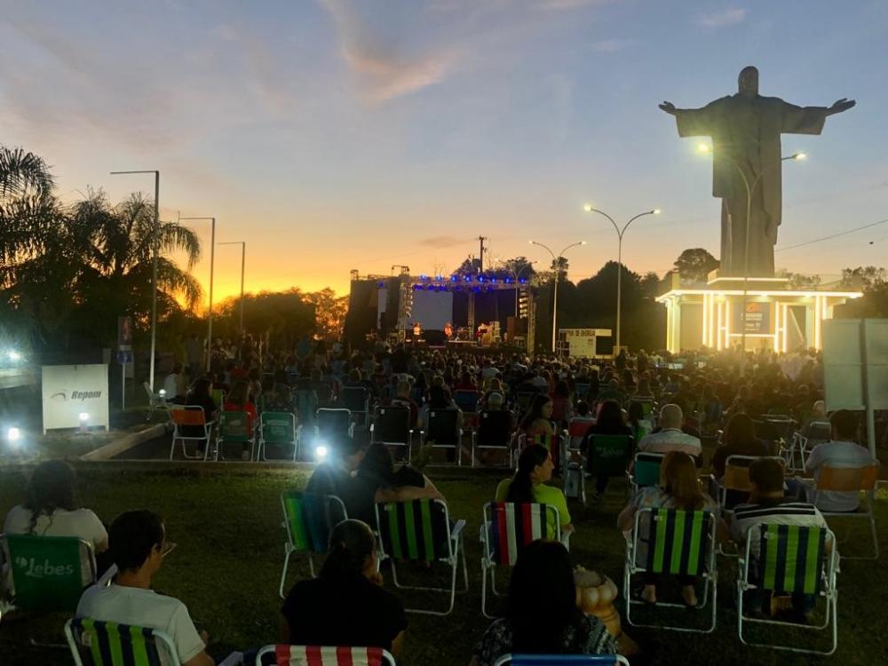 Inauguração do Cristo Fé ocorreu na noite do sábado (19/11) e reuniu centenas de pessoas (Foto: Diones Roberto Becker)