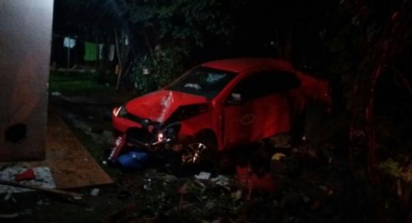 Criminoso colidiu com o táxi contra uma árvore e depois fugiu em direção ao mato (Foto: Reprodução/Jornal O Alto Uruguai)