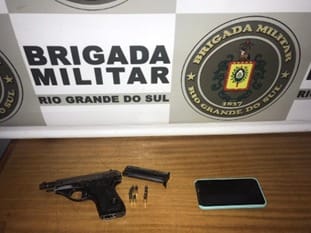 Arma e celular apreendidos (Foto: Divulgação)