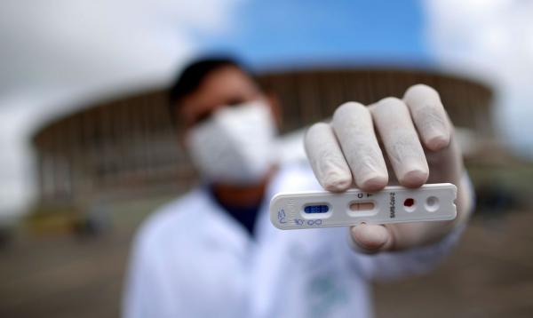 Os próprios profissionais de saúde estavam tentando entender as formas de cuidado e isso deixa as pessoas muito inseguras - Foto: Reuters/Ueslei Marcelino/Agência Brasil