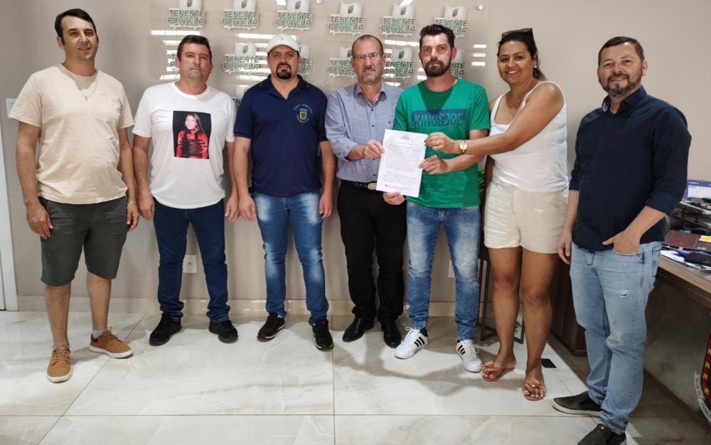 Assinatura do contrato ocorreu no gabinete do prefeito Sala (Foto: Divulgação)