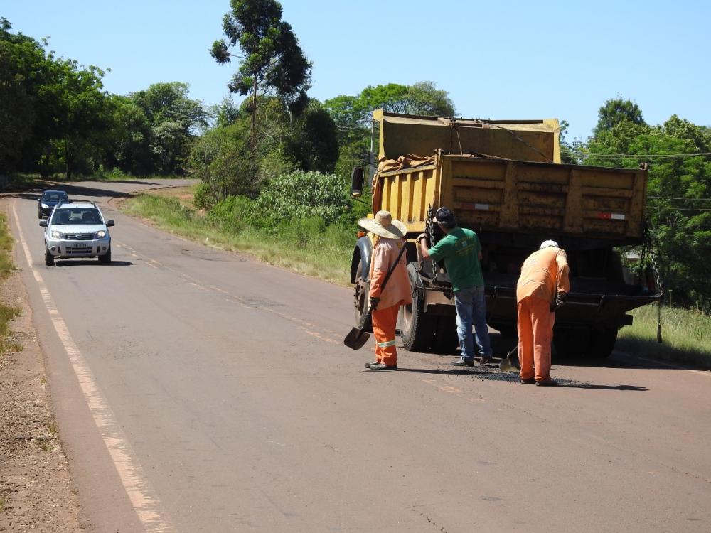 Funcionários do DAER efetuando tapa-buracos na rodovia em Coronel Bicaco (Foto: Diones Roberto Becker)