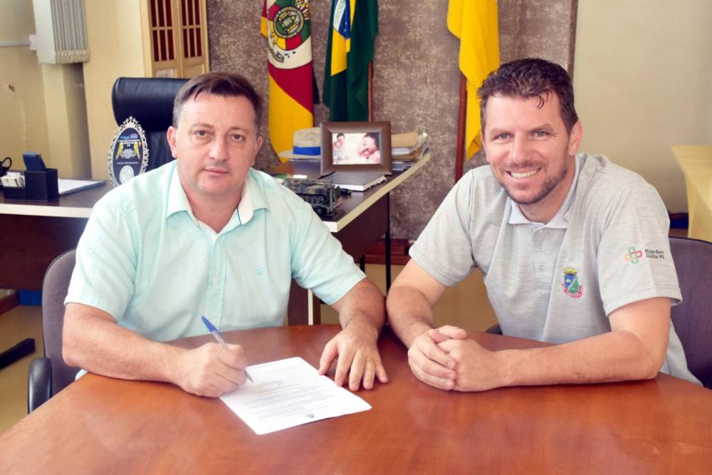 Prefeito Arlei e vice-prefeito Rodrigo Ipê (Foto: Talisson Lange / Ascom Prefeitura de Três Passos)