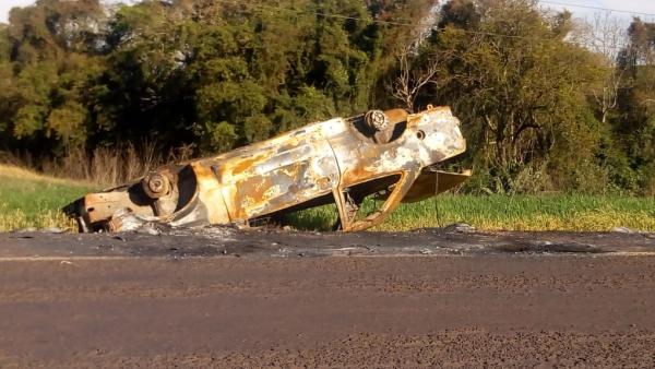 Sargento Leandro de Oliveira afirmou que sucata ao lado da pista poderia contribuir para outros acidentes (Foto: Diones Roberto Becker)