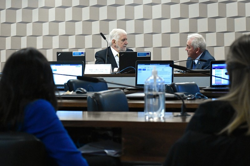 O presidente da Comissão de Meio Ambiente, Jaques Wagner, conversa com Otto Alencar, integrante do colegiado - Geraldo Magela/Agência Senado