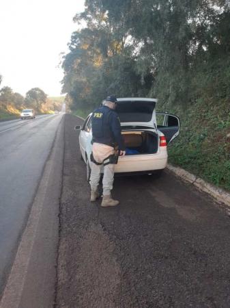 Dupla ocupava um automóvel abordado na BR 285 (Foto: Divulgação/PRF)