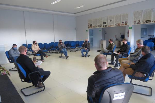 Reunião com representantes de diversas entidades e onde foi definida a implementação do 'toque de recolher' (Foto: Divulgação/CACIS)