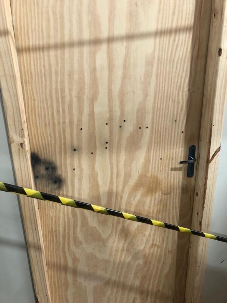 Porta do gabinete após o ataque a tiros (Foto: Divulgação | Polícia Civil)
