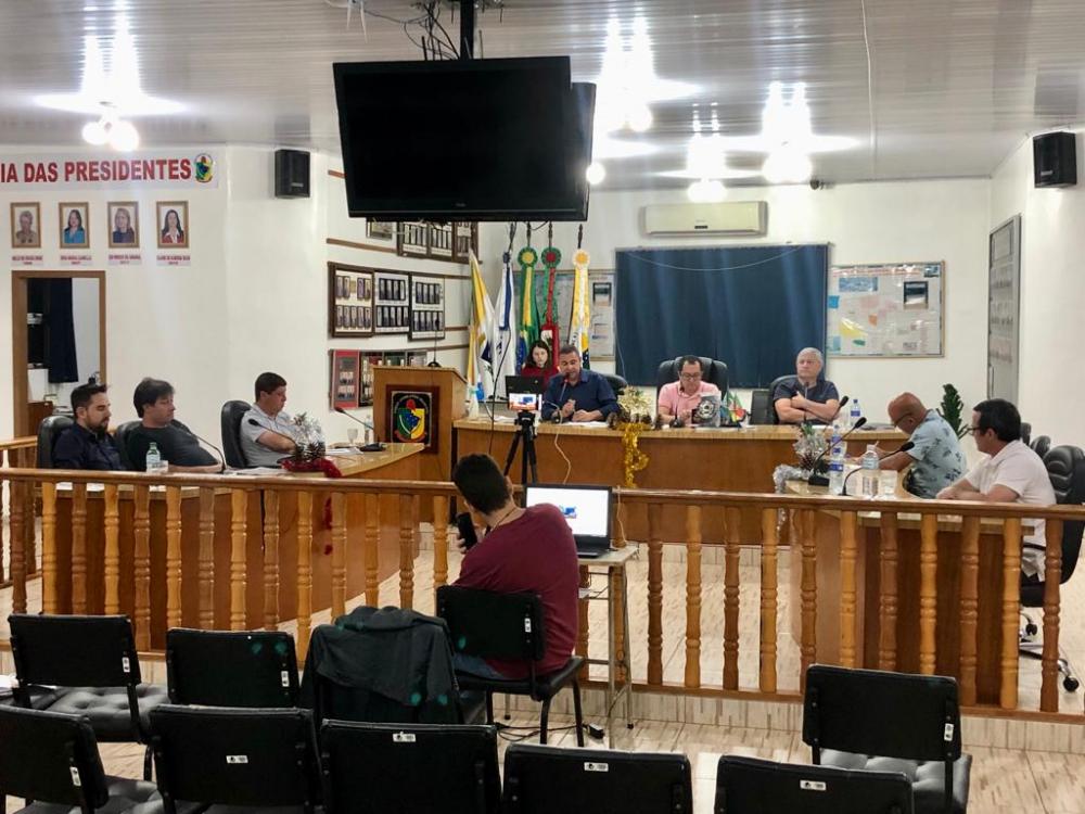 Resolução legislativa que altera o horário foi aprovada por unanimidade (Foto: Diones Roberto Becker)