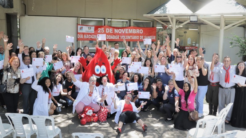 Homenageados com o certificado posam junto com o Hemotchê, mascote do Hemocentro -Foto: Ana Imperatore / SES