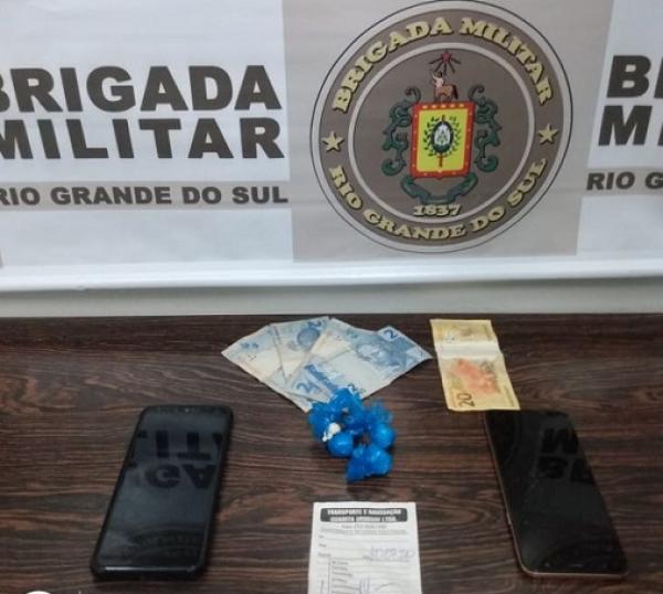 Telefones celulares, buchas de cocaína e o dinheiro que foram apreendidos com os dois indivíduos (Foto: Divulgação/BM)