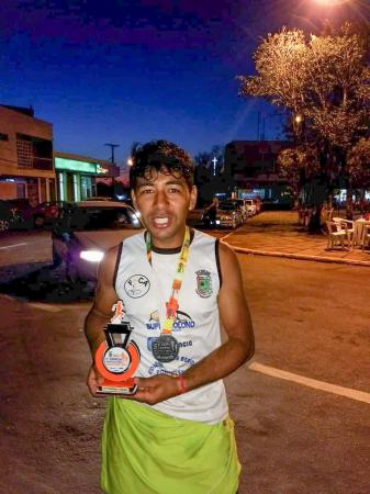 Everton da Silva conquistou o 1º lugar na categoria masculino livre na 5ª Corrida Rústica SESC de Tenente Portela. (Foto: Jalmo Fornari)