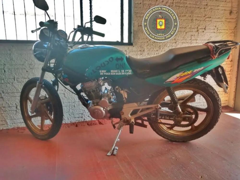 O preso e o veículo recuperado foram apresentados na Delegacia da Polícia Civil (Foto: Divulgação | BM)